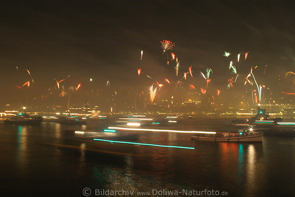 Hamburger Schiffsarmada Foto Elbe Flotte unter Funken Neujahrs Feuerwerke