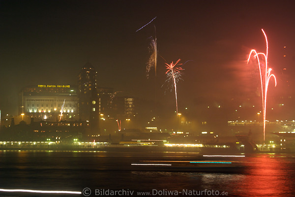 Hamburg Neujahrs Feuerwerke an Elbe Fotos Funken Nachtlichter Grsse aus Landungsbrcken