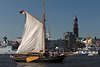 802034_Segeljacht vor Michel Hamburger Skyline Hafenstadt an Elbe mit Fernsehturm Blick ber Wasser
