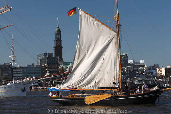 Segeljacht in Wind auf Elbe vor Michel & City Fernsehturm