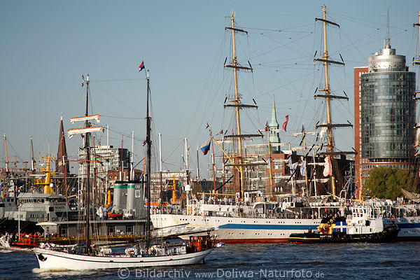 Grosegler Maste Windjammer Party an Elbe vor HCT-Glasturm in Hamburg Hafengeburtstag
