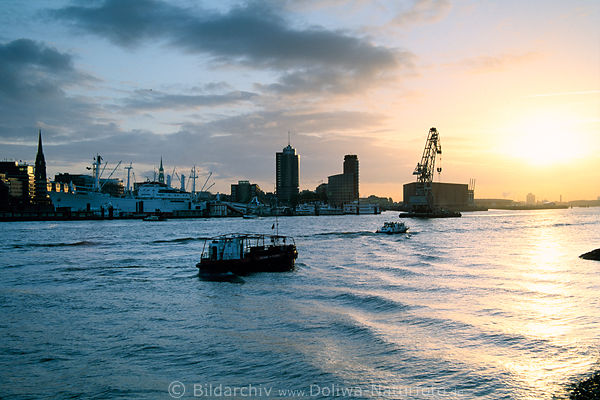 Schiffe auf Elbe aufgehende Sonne Foto Hamburger Skyline vom Sden Boote in Fahrt