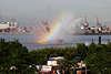 54785_ Regenbogen Farben in Wasserfontnen Feuerwehrschiff in Hamburg Hafen Fischmarkt