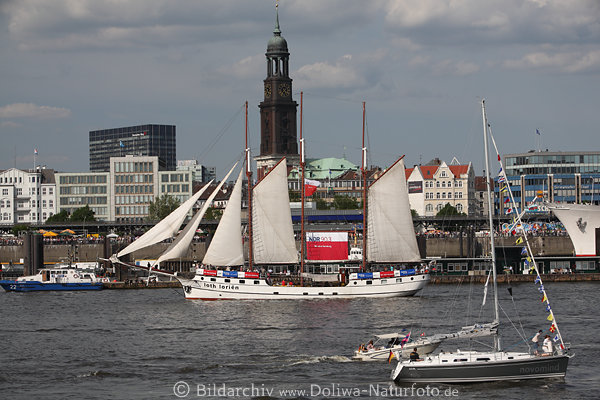 Loth Lorien in Elbe unter Segeln Hafengeburtstag Schiffsparade am Hamburger Michel Kirche