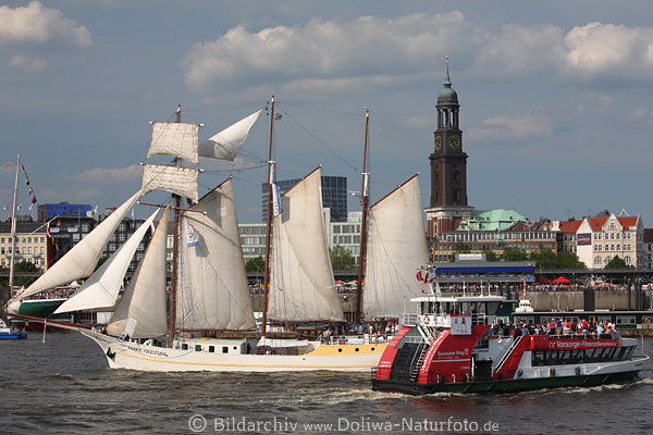 Mare Frisium 9-Segelnjacht in Hamburg Hafengeburtstag Elbe Schiffsparade am Michel