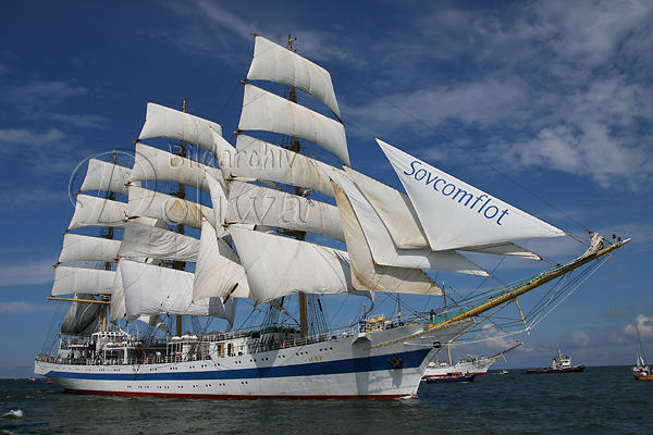 Grojacht Mir russischer Segelschiff voll Segeln Wasserfahrt auf hoher See