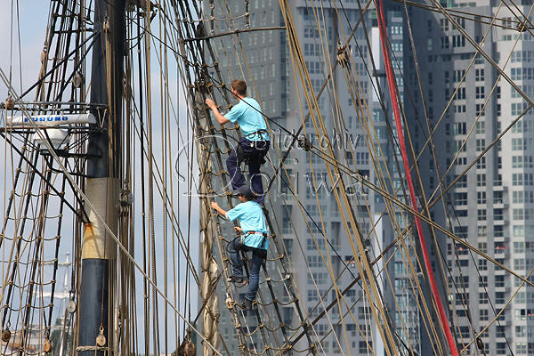 Takelage Kadetten Bild auf Segelschiffmast Leinentreppe hochkletternde Matrosen