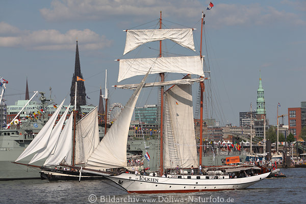 Tolkien Jacht unter Segeln bei Hafengeburtstag Elbe-Schiffsparade in Hamburg