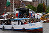 Omka Bilder altes Schiff voll Menschen an Bord im Harburger Binnenhafenfest