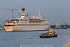 Reise mit Kreuzfahrtschiff MS Astor, Passagiere an Board auf Elbe bei Hamburg Cruise-Days Bild