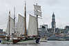 Segelschiffe auf Elbefahrt Hafengeburtstag Schiffsparade Foto vor Michel