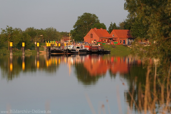 Port Bleckede Wasseridylle Naturfoto Kutter Schiffe Rotdcher in Abendlicht
