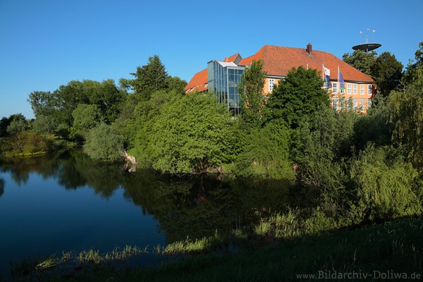Bleckede Schloss Bauwerk am Wasser Elbtalaue Grnufer Landidylle Naturbild