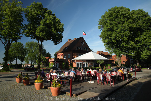 Hitzacker Caf-Dierks Gste unter Himmel im Freien Bume in Abendsidylle