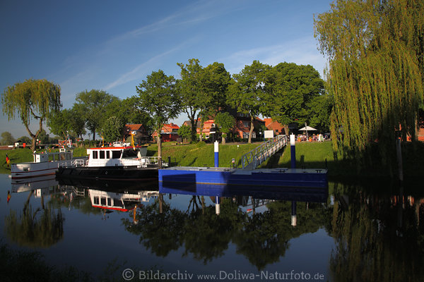 Hitzacker Jeetzelufer Bume Spiegelung in Wasserkanal Boote Landschaftsidylle