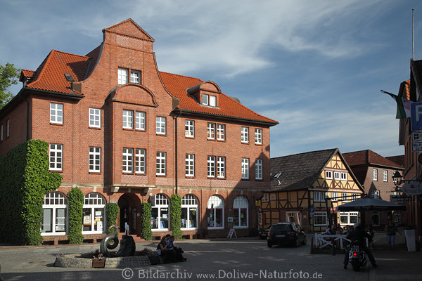 Hitzacker Rathausplatz Backsteinbau mit Brunnen in Abendlicht Caf Besucher