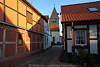 108755_Altstadtgasse Foto Hitzacker Backstein-Holzbau Kirchturm Blick Dorfidylle in Abendsonne