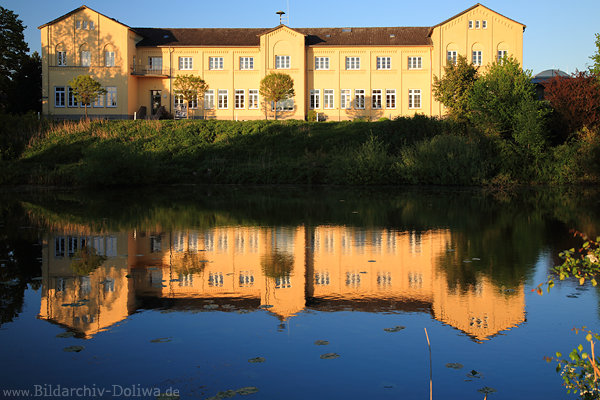 Hohnstorf Grundschule Urban-Designbild Gelbfarben Wasserspiegelung