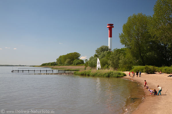 Elbstrand Kollmar Wasserufer spielende Kinder vor Leuchtturm
