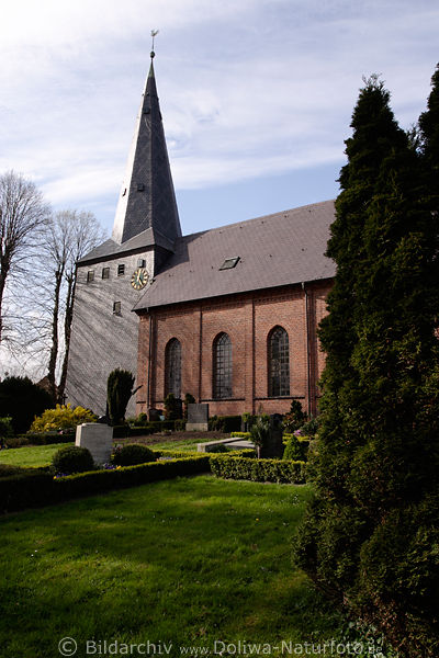 Glockenturm Kollmarer Kirche mit Schiefer bekleidete Holzkonstruktion
