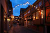 916024_Altstadtgasse Lauenburg geschmckte Adventzeit schiefe Fachwerkhuser