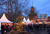 1910651_Adventmarkt Lauenburg um Schlossturm Weihnachtsbaum Zelte Besucher Nachtfoto
