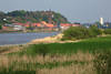 1400055_Lauenburg Elbe Flussufer Städchen grüne Naturidylle am Wasser Foto Elbreise Naturbild