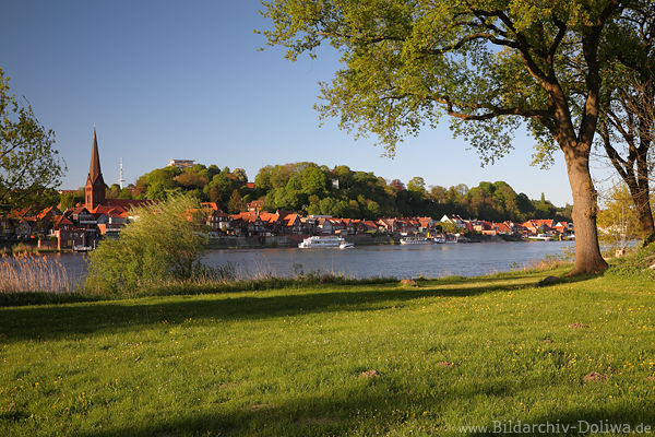 Elbstadt Lauenburg Flussufer Panoramafoto über Grünwiese Schiff in Elbwasser