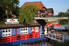 Hausboot-Café Hiddos Arche Foto an Hitzacker Brücke über Elbe-Zufluss Wasserkanal