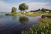 Hitzacker Elbe Flussufer Landschaftsbild Hochwasser gefährdeter Urlaubsort Elbmarsch Radwanderer Foto