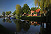 Hitzacker WasserIdylle Bild Jeetzelufer Bume Haus Spiegelung in Flulandschaft Foto