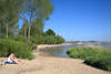 Elbstrand Kollmar Sand grüne Naturidylle Touristen sonnen am Wasserufer Foto