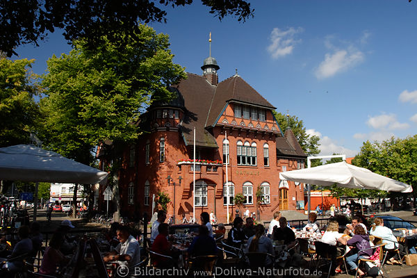 Caf am Rathaus in Burg auf Fehmarn Backsteinbau historisches Gebude Ostseeinsel Touristen