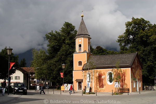 Partenkirchen Kapelle St. Sebastian in Sonnenschein Wolkenstimmung