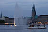 52106_ Hamburg Binnenalster Schiff Ausflug zum Alster Springbrunnen vor Rathaus & Cityhuser in Dmmerung