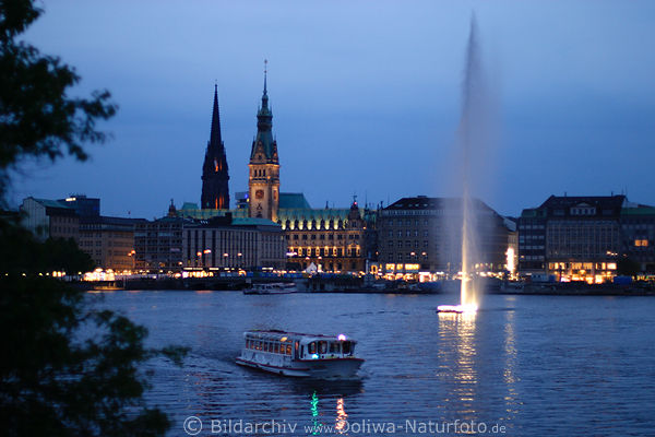 Ausflugsschiff vor Hamburg Springbrunnen Citypanorama Nachtfoto Binnenalster mit Rathaus