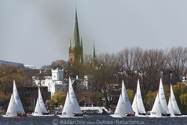 Alster Segelregatta in Hamburg Wasser Segelboote-Reihe