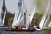 Segler in Segelbooten auf Alster segeln in Hamburger Segelregatta Sportbild windiges Wassersport