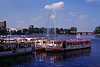 Alsterschiffe Hafen am Jungfernstieg Foto vor Springbrunnen Wasser Hamburg Fontäne