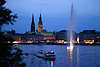 52119_ Ausflugsschiff am Springbrunnen vor Hamburg Citypanorama bei Nacht, Rathaus an Binnenalster