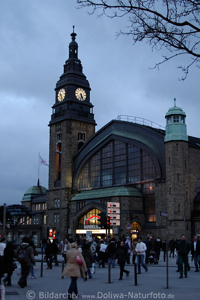 Wandelhalle in Hamburg Bahnhof Eingang Bahnhofturm Bild mit Uhr in Dmmerung an Spitalerstrasse