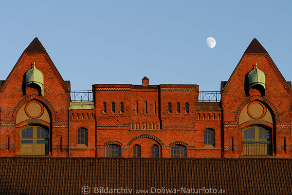 Hamburg Speicherstadt Fassade-Giebel in Rotlicht vor Mond am Himmel