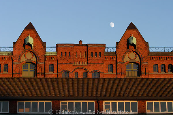Hamburg alte Speicher Giebel vor Mond am Himmel kleine Fenster