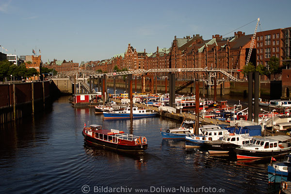 Hamburg Barkassen-Schiffe-Hafen vor Speicherstadt auf Brookinsel 