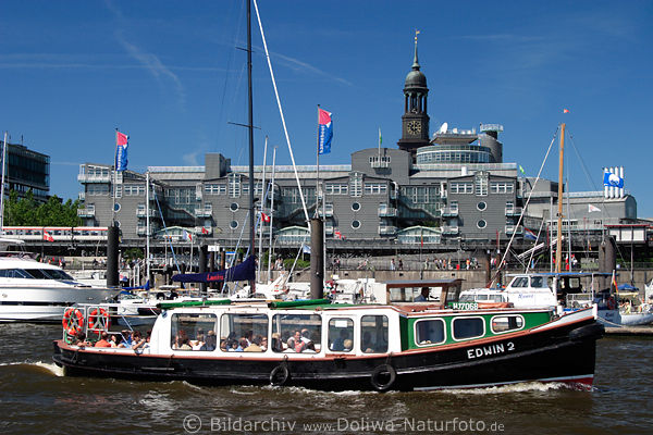 Hamburg Hafen Boot Edwin in Elbwasser vor Baumwall Pressehaus Gruner+Jahr & Michel Kirchturm maritime Skyline Blick