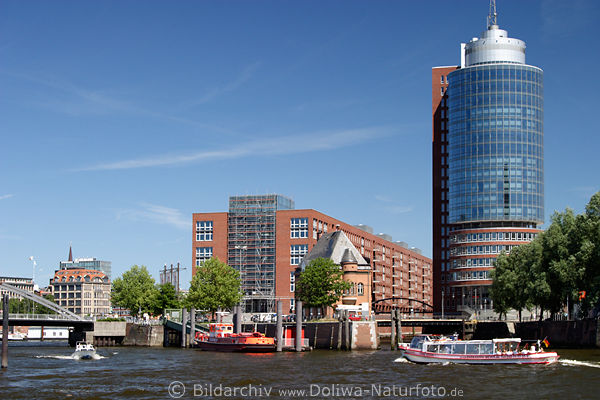 Hamburg Hafen Wasserwege Boote an HTC-Glasrundturm Kehrwiederspitze Hafenrundfahrt um Brookinsel
