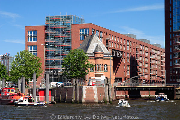 Hamburg Speicherstadt Barkassen Einfahrt in Kehrwiederfleet Wassertour