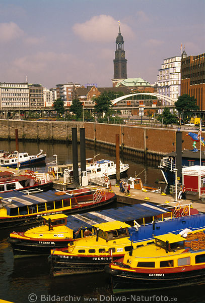 Hamburg gelbe Barkassen Boote Binnenhafen vor Michel Kirchturm