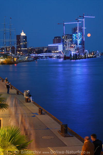 Hamburg Hafenkai Elbpromenade Nachtfoto bei Mondlicht romantische Blaulichter an der Elbe