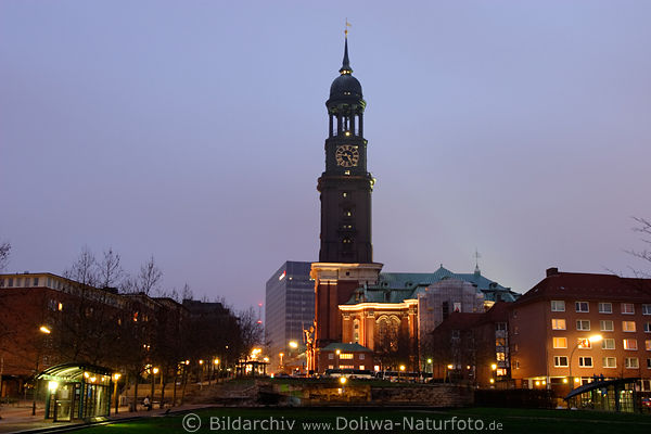 Hamburg St. Michaelis Kirche Nachtlichter Fotos Michel in Abend-Dmmerung
